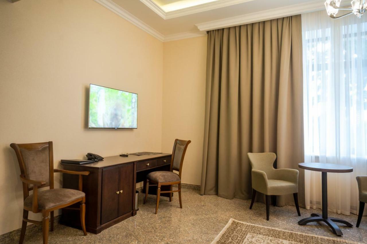 Royal Plus Hotel Алматы Экстерьер фото