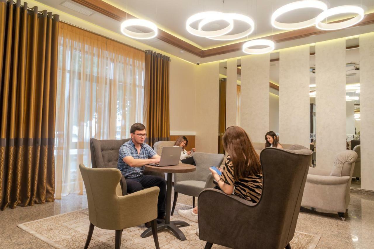 Royal Plus Hotel Алматы Экстерьер фото