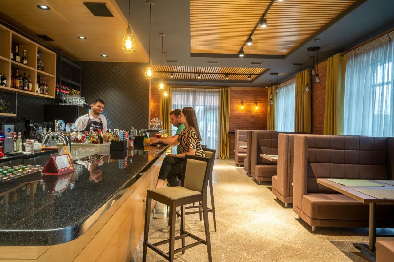 Royal Plus Hotel Алматы Экстерьер фото